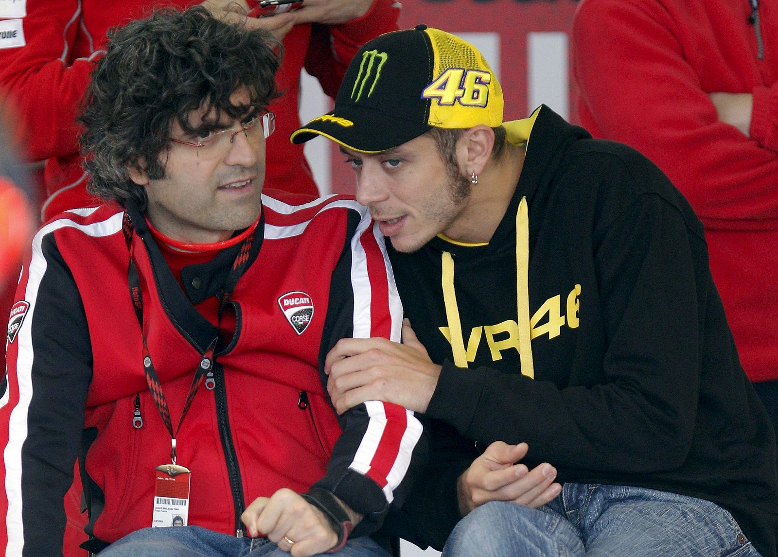 Valentino Rossi y el Dtor. General del Departamento de Competición de Ducati, Filippo Preziosi, en los entrenamientos de cara al Mundial de MotoGP 2011.