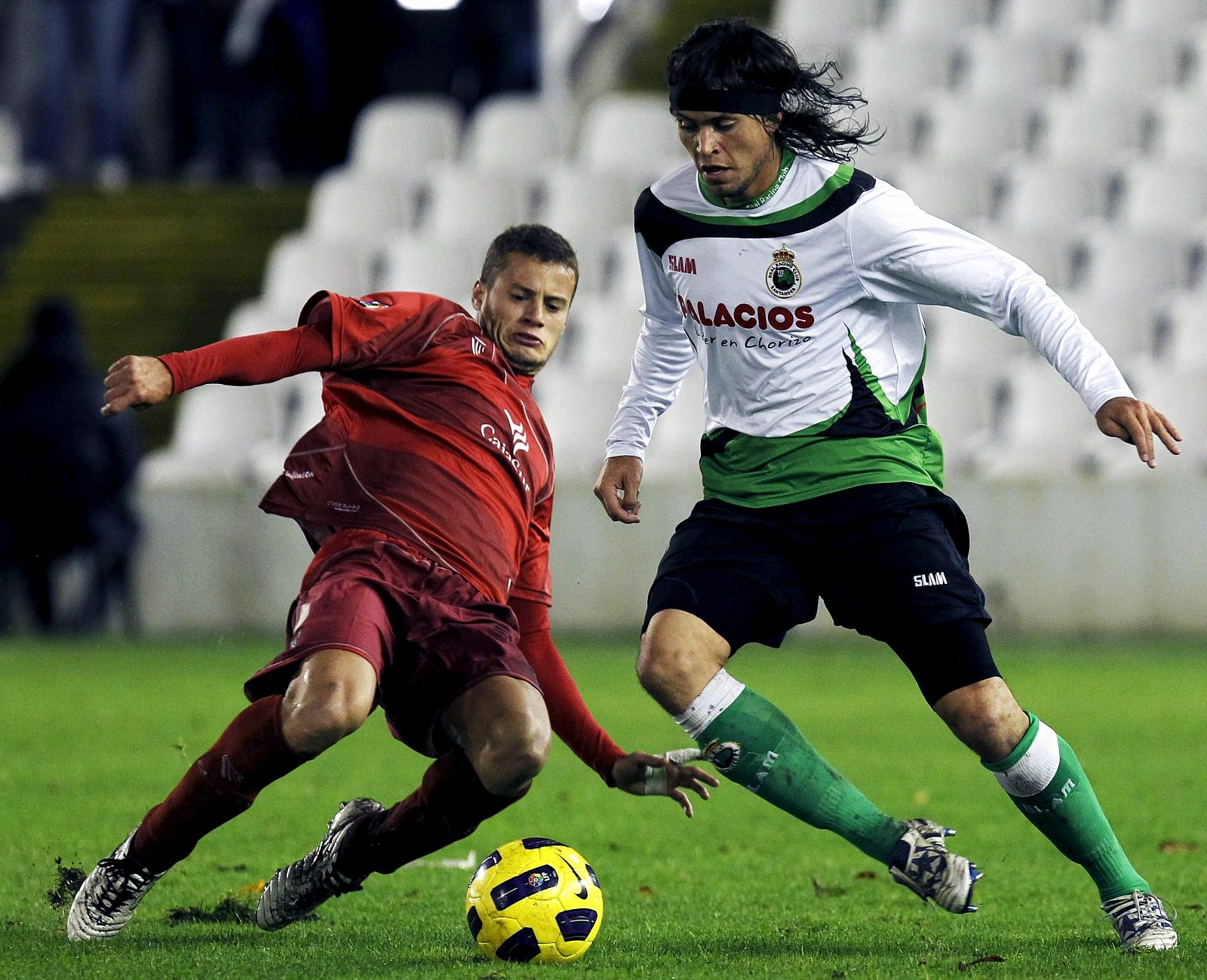 El defensa chileno del Racing de Santander Waldo Ponce, disputa un balón al delantero del Córdoba Orioñ Riera.