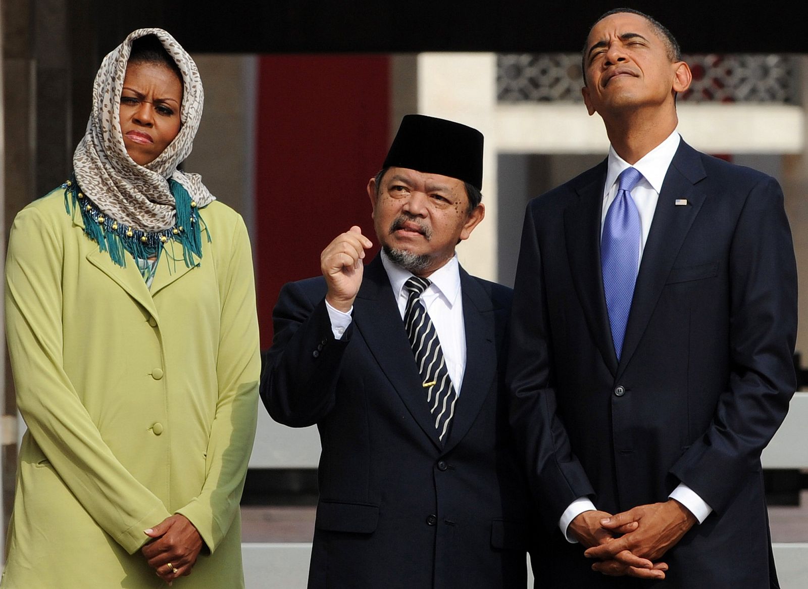 El presidente de Estados Unidos, Barack Obama y su esposa Michelle junto con el Imán de la Mezquita Iztiqlal de Yakata