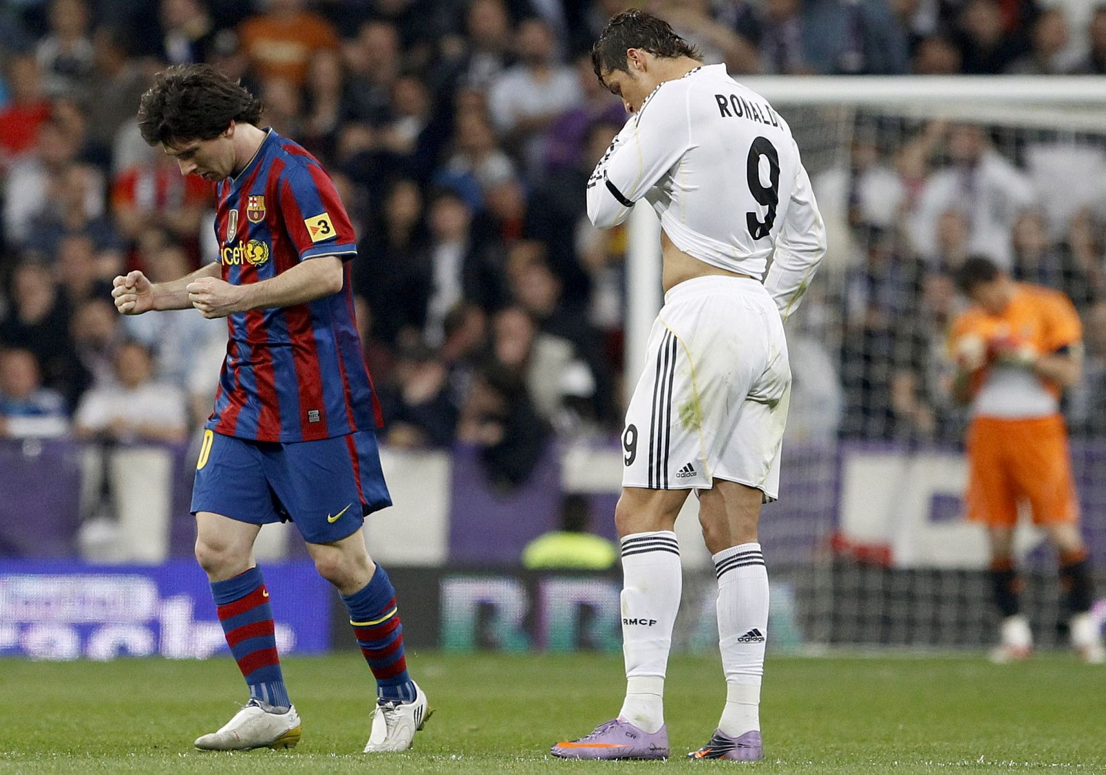 El delantero argentino del Barça, Lionel Messi, celebra un gol contra el Real Madrid  al lado del jugador blanco Cristiano Ronaldo.