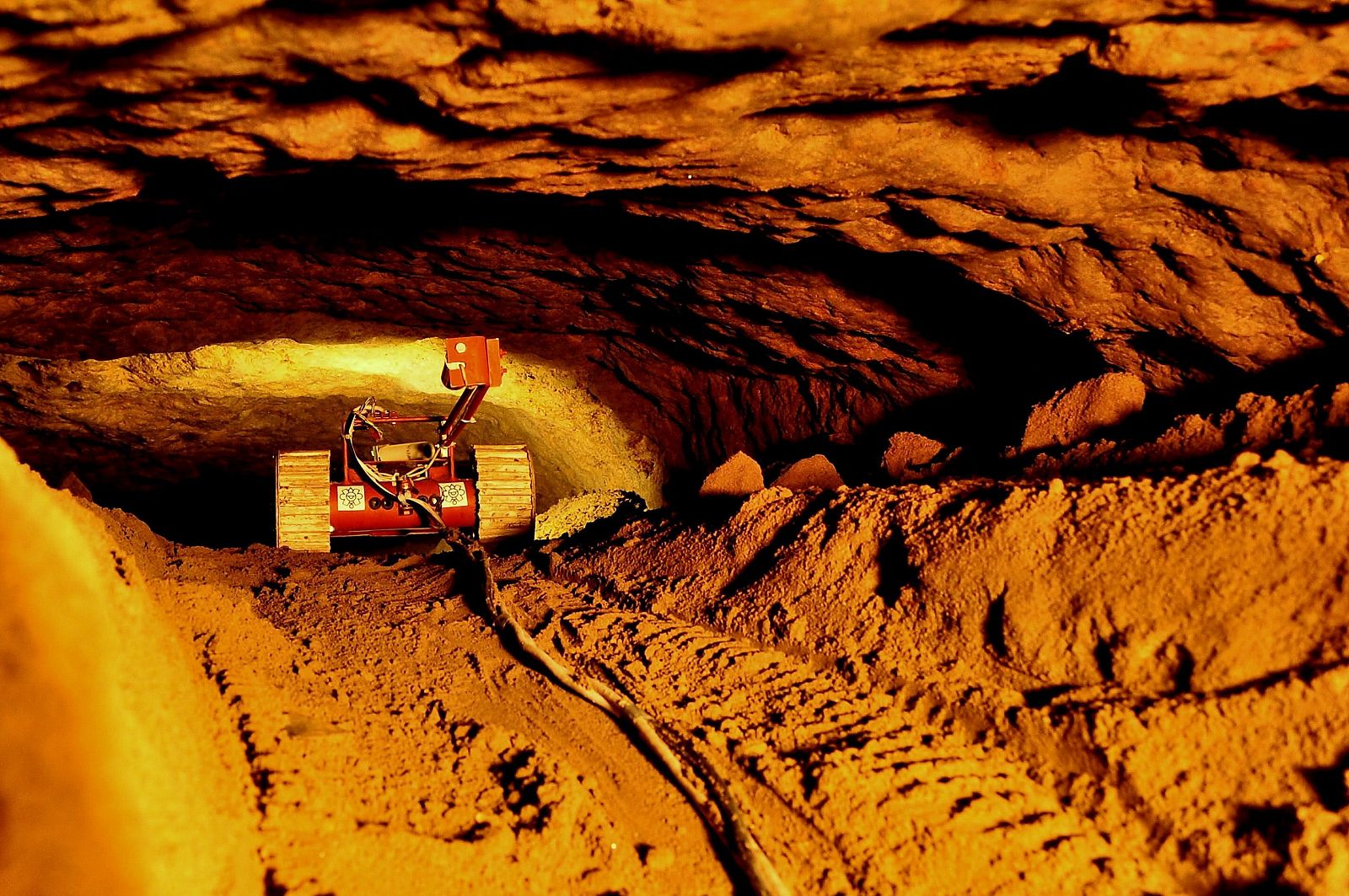 El robot Tlaloque I, durante su recorrido por debajo del Templo de la Serpiente Emplumada en la zona arqueológica de Teotihuacan, de Ciudad de México.