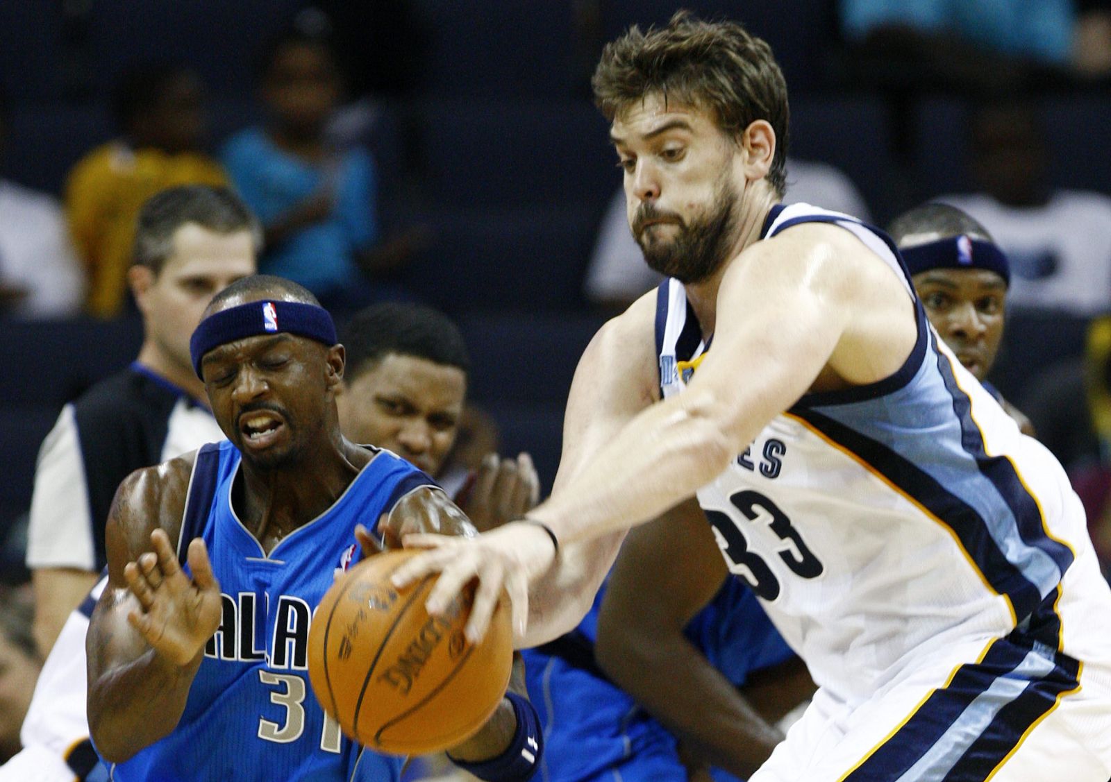 El jugador de los Grizzlies de Memphis, Marc Gasol, disputa el balón con Jason Terry de los Mavericks de Dallas.