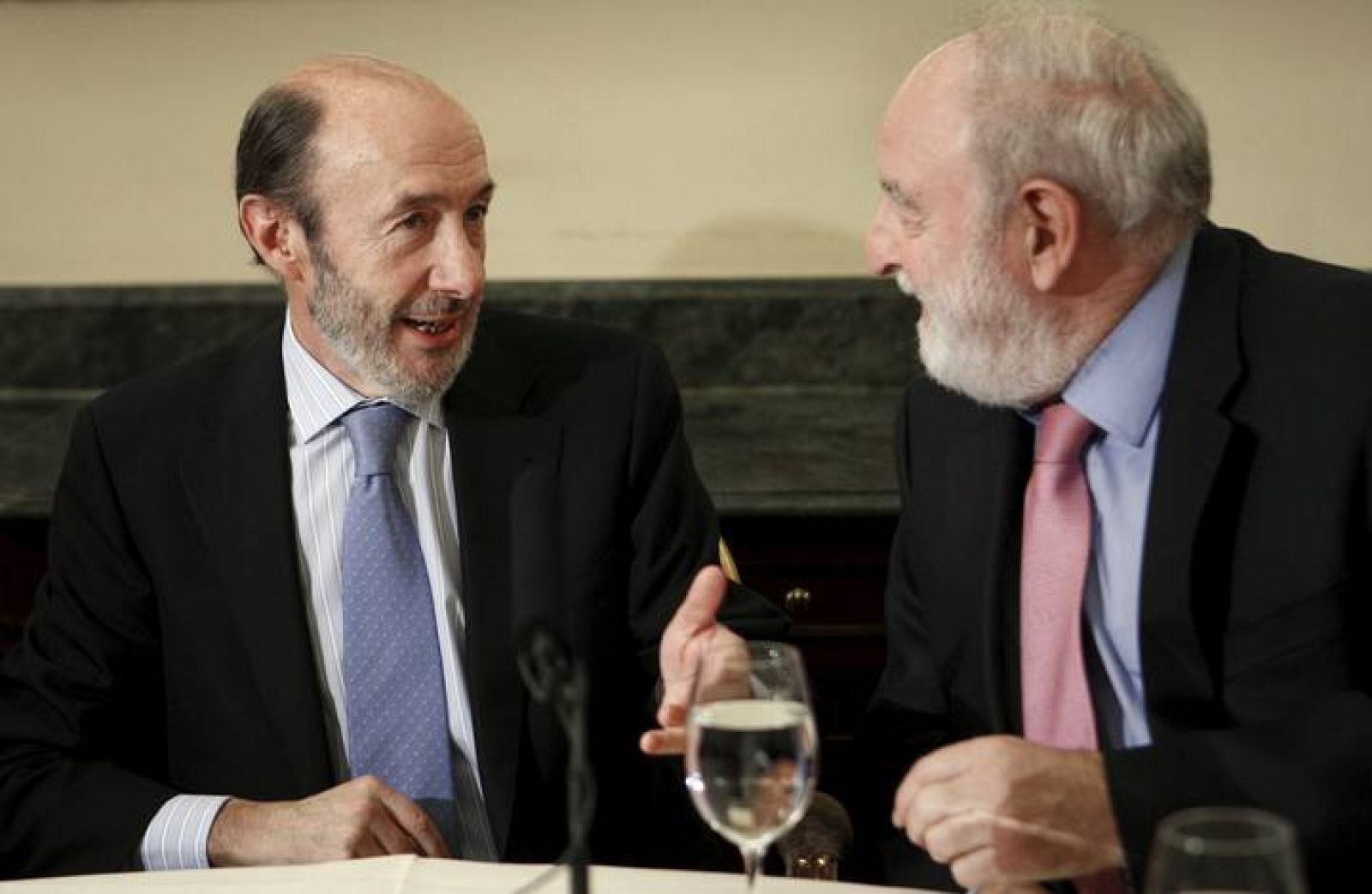 Rubalcaba conversa con el periodista Diego Carcedo durante la clausura de la VIII Jornada de Periodismo.