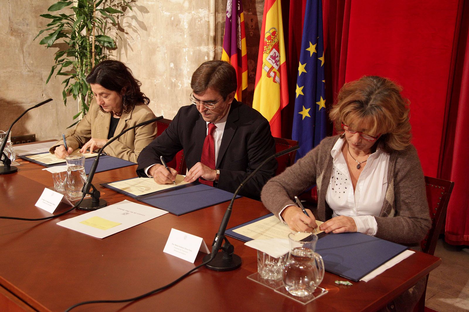 Firma del convenio Mapa de las fosas de Mallorca