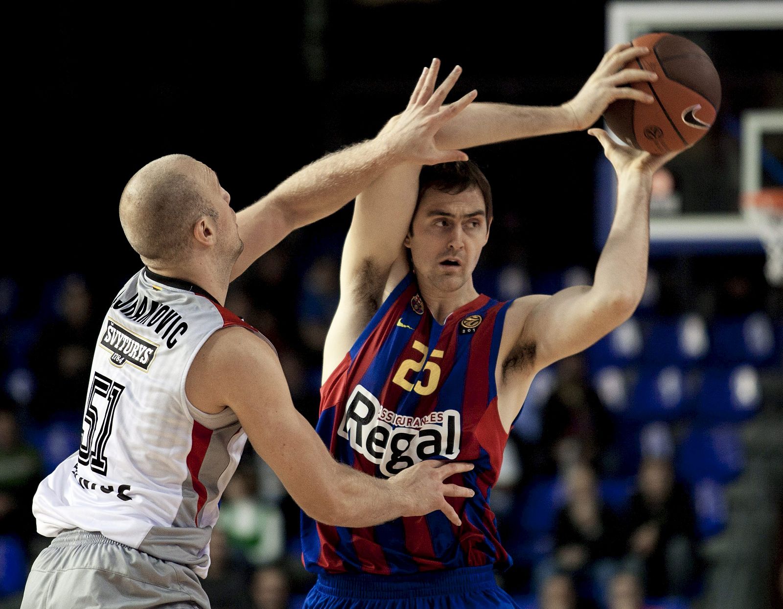 El jugador del Regal FC Barcelona Erazem Lorbek, ante el ala-pivot Kenan Bajramovic del Lietuvos Rytas.