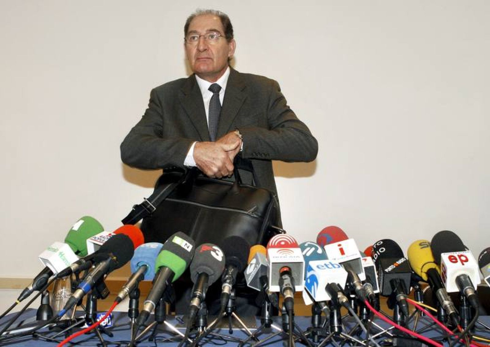 El mediador sudafricano Currin, en una rueda de prensa en Bilbao.