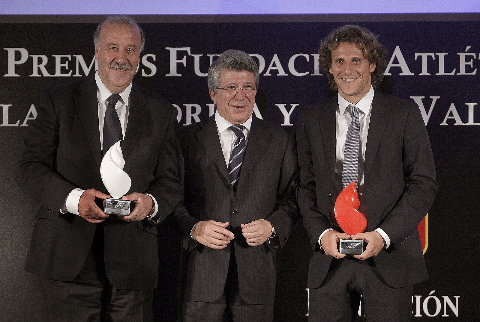 Diego Forlán posa con el presidente del Atlético, Enrique Cerezo, tras recibir el Premio Extraordinario a la Concordia y los Valores Humanos del Deportes de la Fundación Atlético de Madrid.