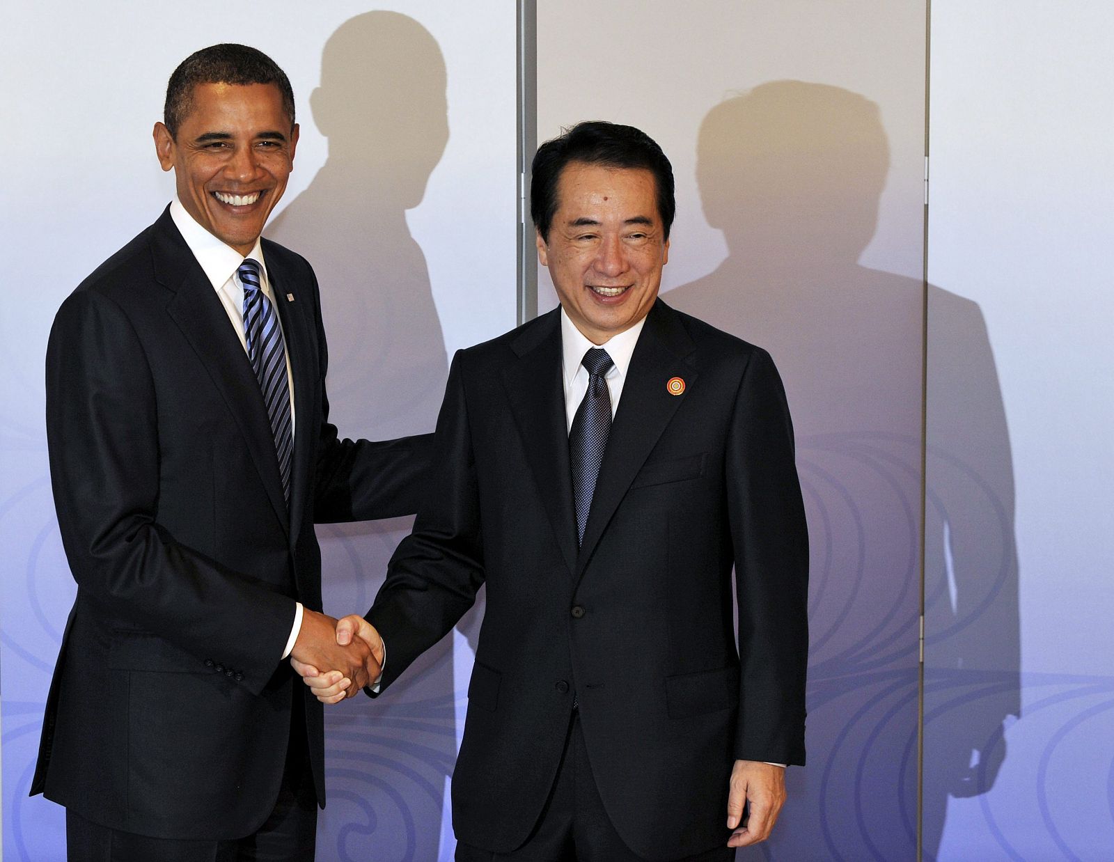 El primer ministro japonés, Naoto Kan, recibe al presidente estadounidense, Barack Obama