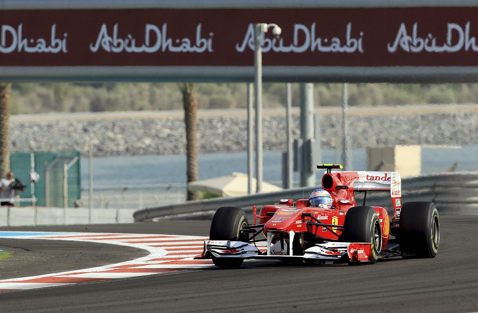 Fernando Alonso conduce su Ferrari en el circuito de Yas Marina, donde se juega el título mundial de Fórmula 1.