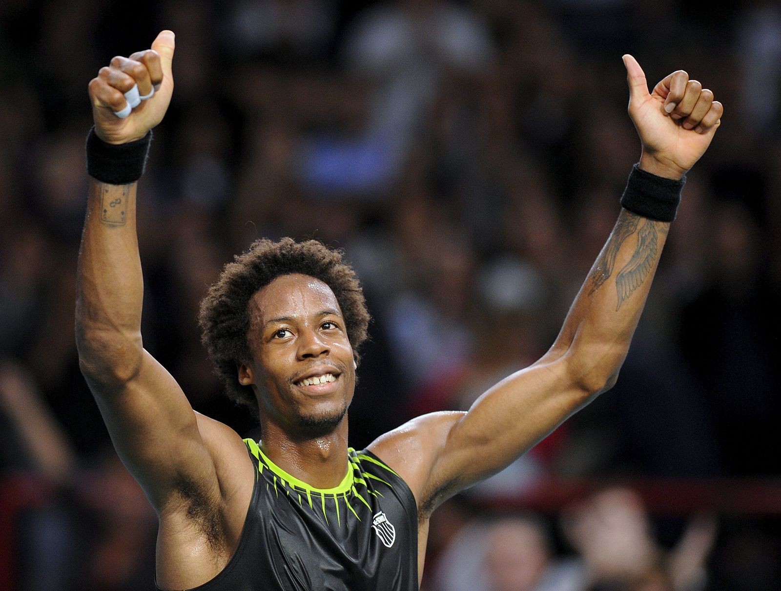 El tenista francés Gael Monfils celebra su victoria sobre el suizo Roger Federer