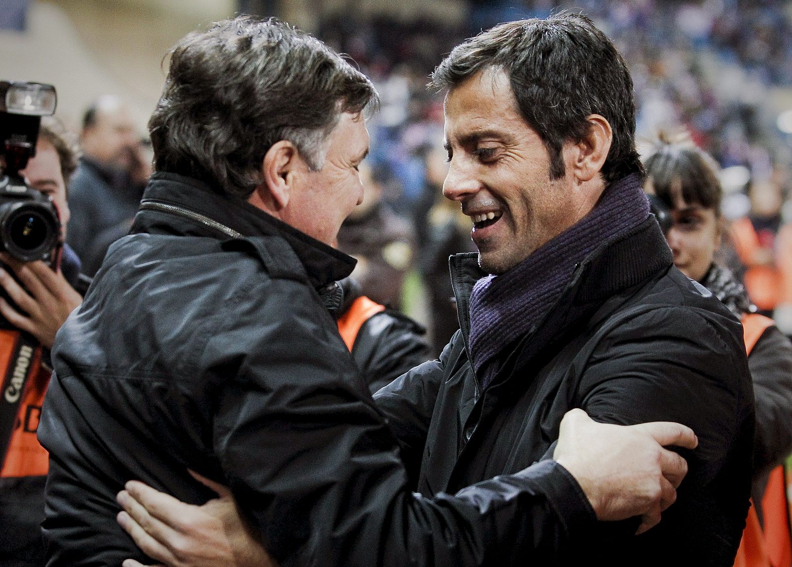 El técnico de Osasuna, Camacho, y el del Atlético Madrid, Flores, se saludan antes del partido.