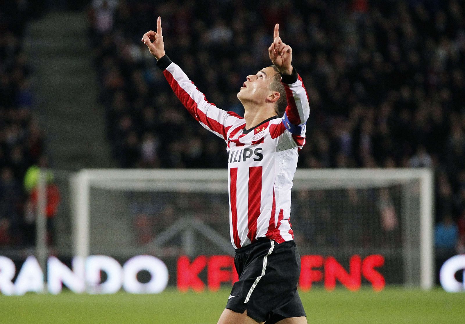 Afellay celebra un gol con el PSV