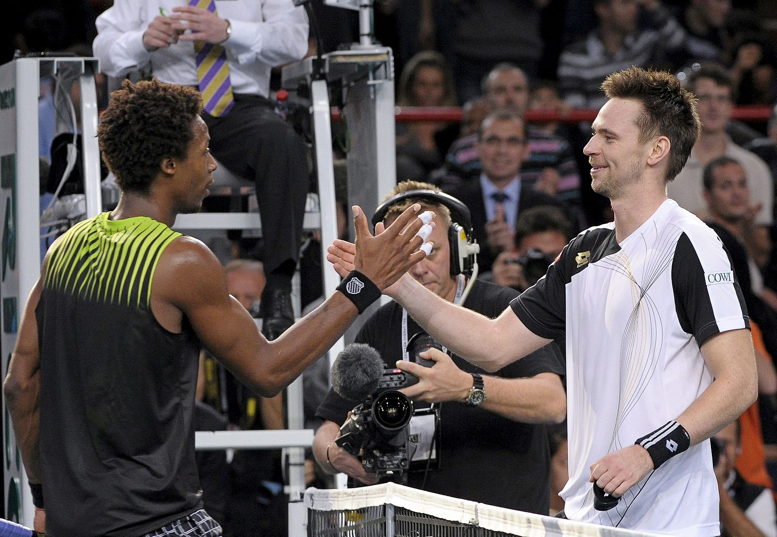 El francés Monfils felicita al sueco Soderling por su victoria en el Masters 1000 París-Bercy.