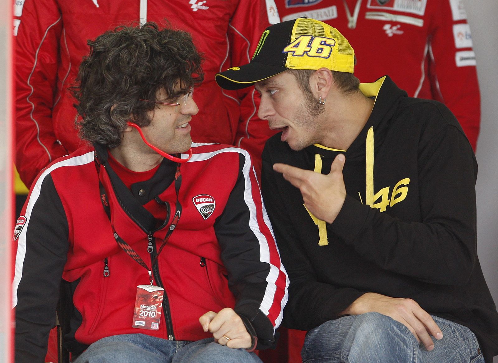 Valentino Rossi habla con Filippo Preziosi, director general de Ducati en el Ricardo Tormo de Valencia.