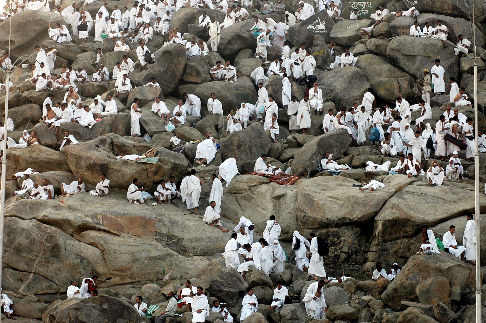 Peregrinos musulmanes realizan el rezo de alba antes de la salida del sol sobre el monte Arafat