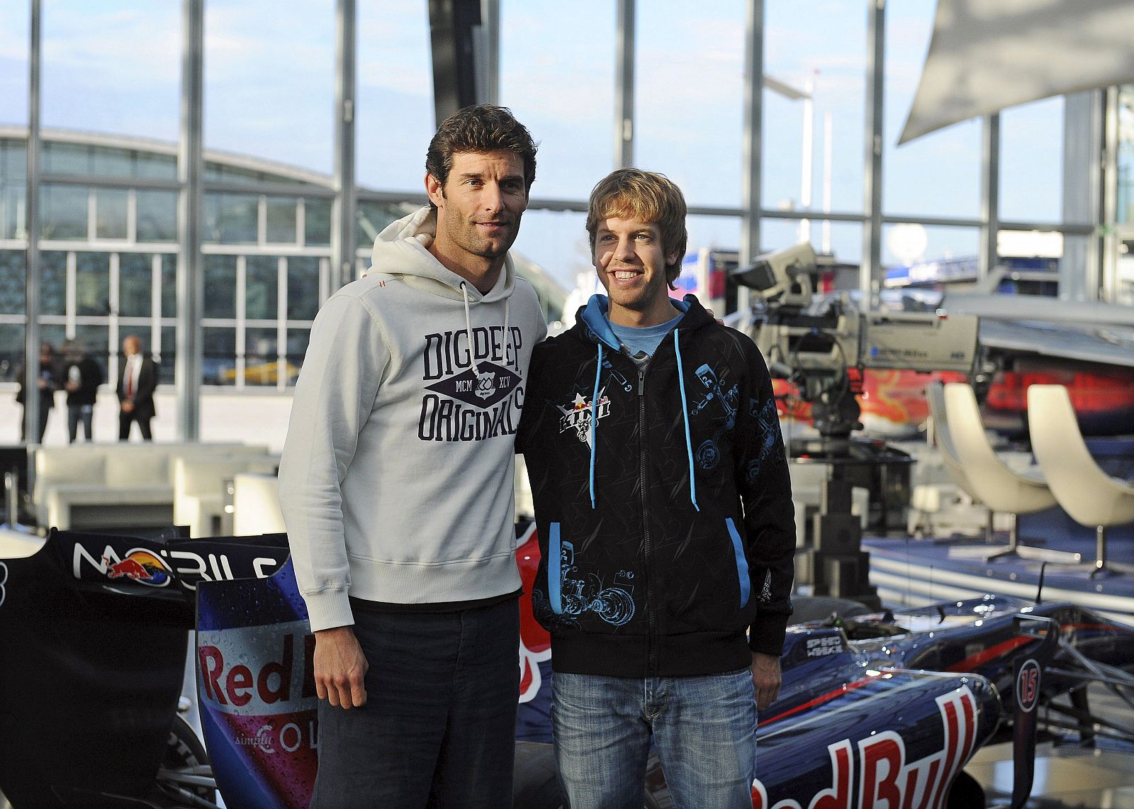 Webber posa con su compañero Sebastian Vettel