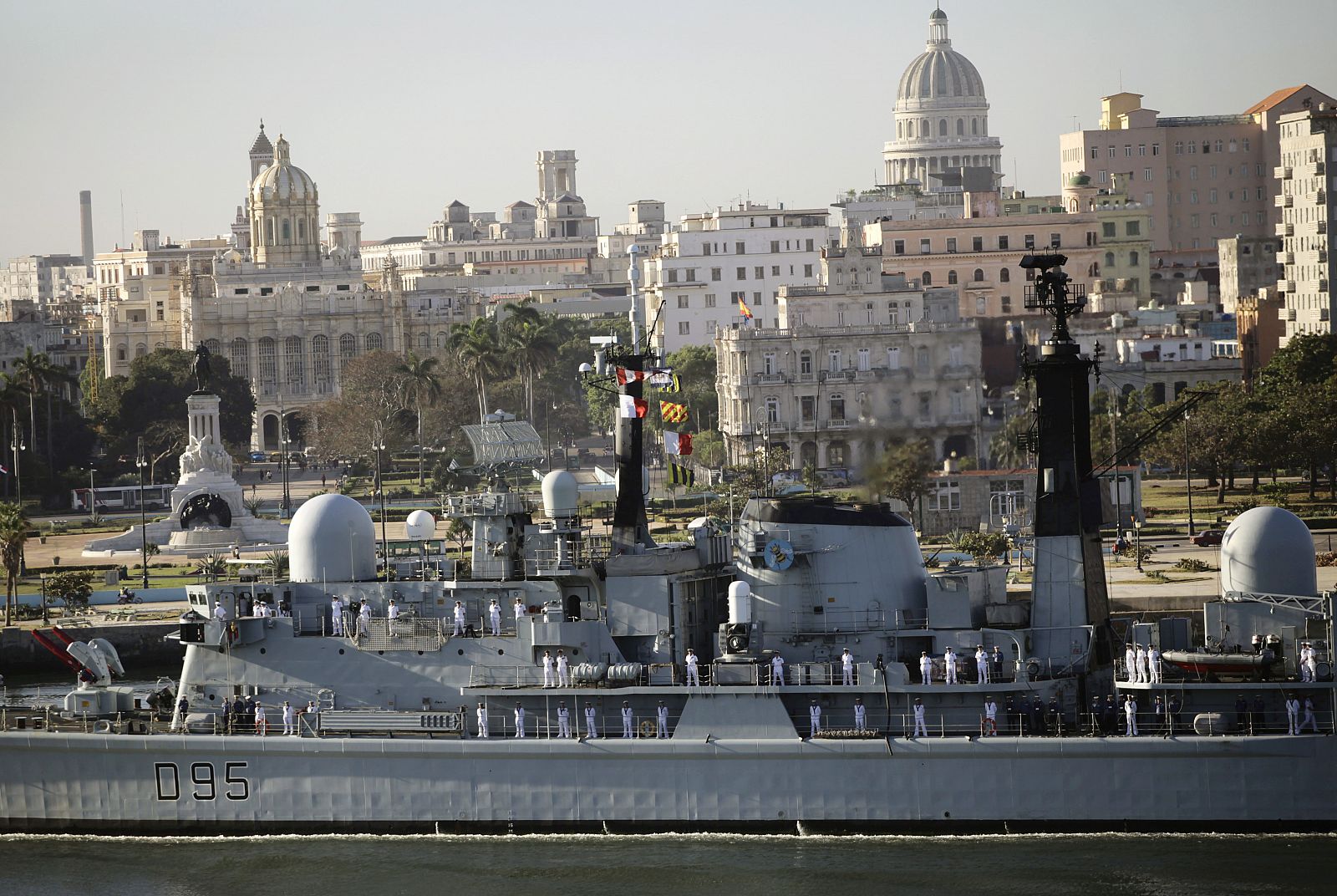 El buque de guerra británico "HMS Manchester", anclado en el puerto de La Habana.