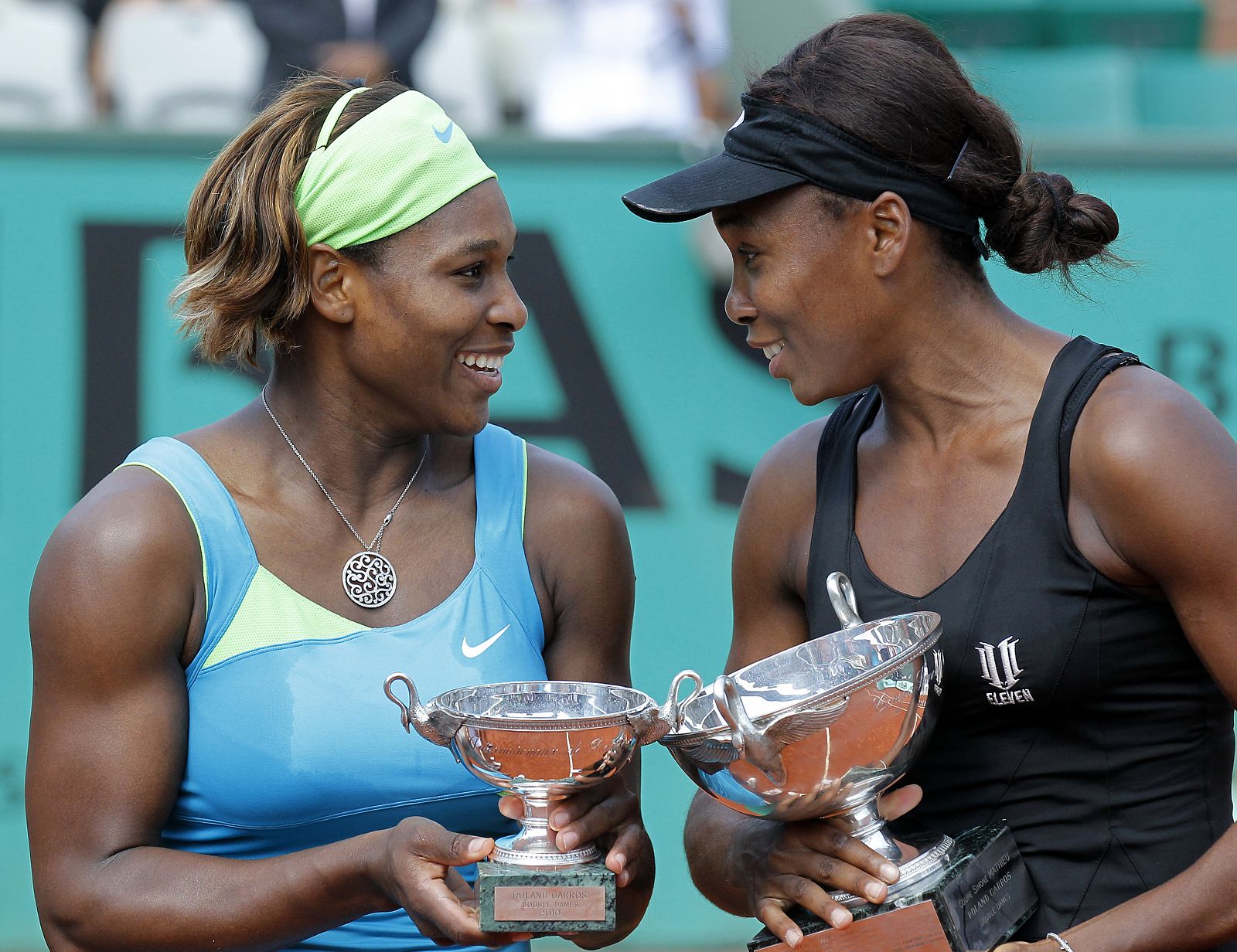 Serena y Venus Williams, posando con sus trofeos después de ganar la final de dobles en Roland Garros el 4 de junio de 2010.