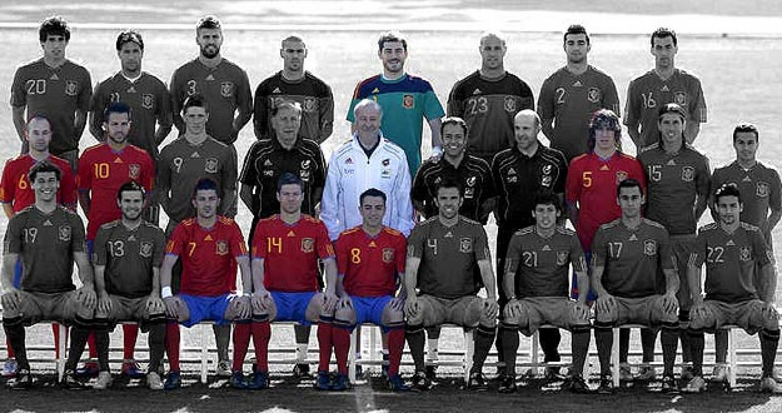 Hay siete jugadores españoles candidatos al Balón de Oro 2010: Xabi Alonso, Iker Casillas, Cesc Fabregas, Andrés Iniesta, Carles Puyol, David Villa y Xavi.