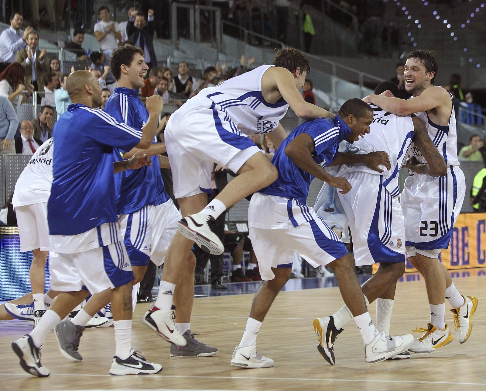 Los jugadores del Real Madrid celebran la victoria ante el Brose Baskets