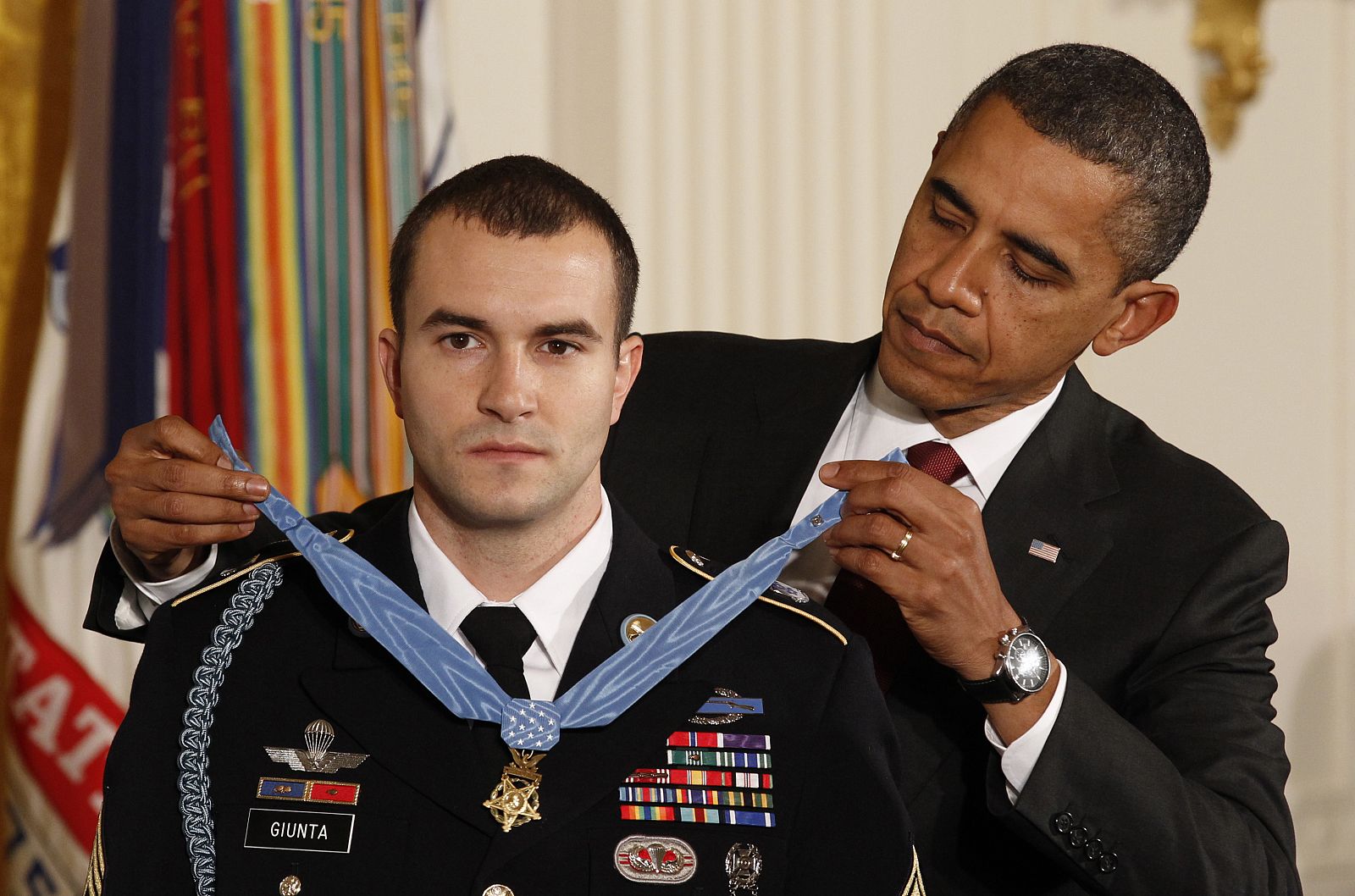 El presidente de EE.UU., Barack Obama, condecora con la Medalla de Honor al sargento Salvatore Giunta.