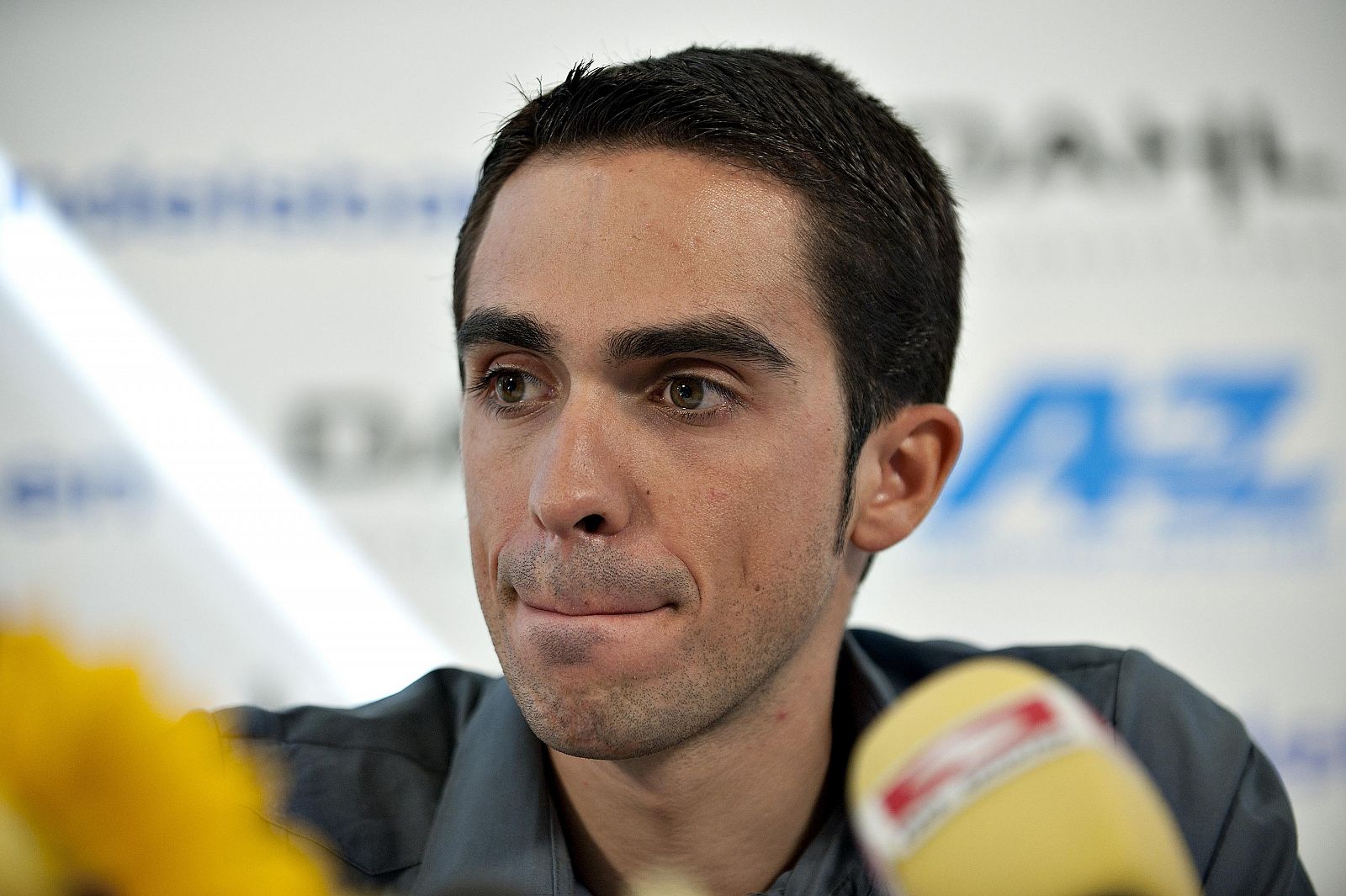 El ciclista de Pinto, Alberto Contador, atiende a los medios de comunicación en una imagen de archivo.
