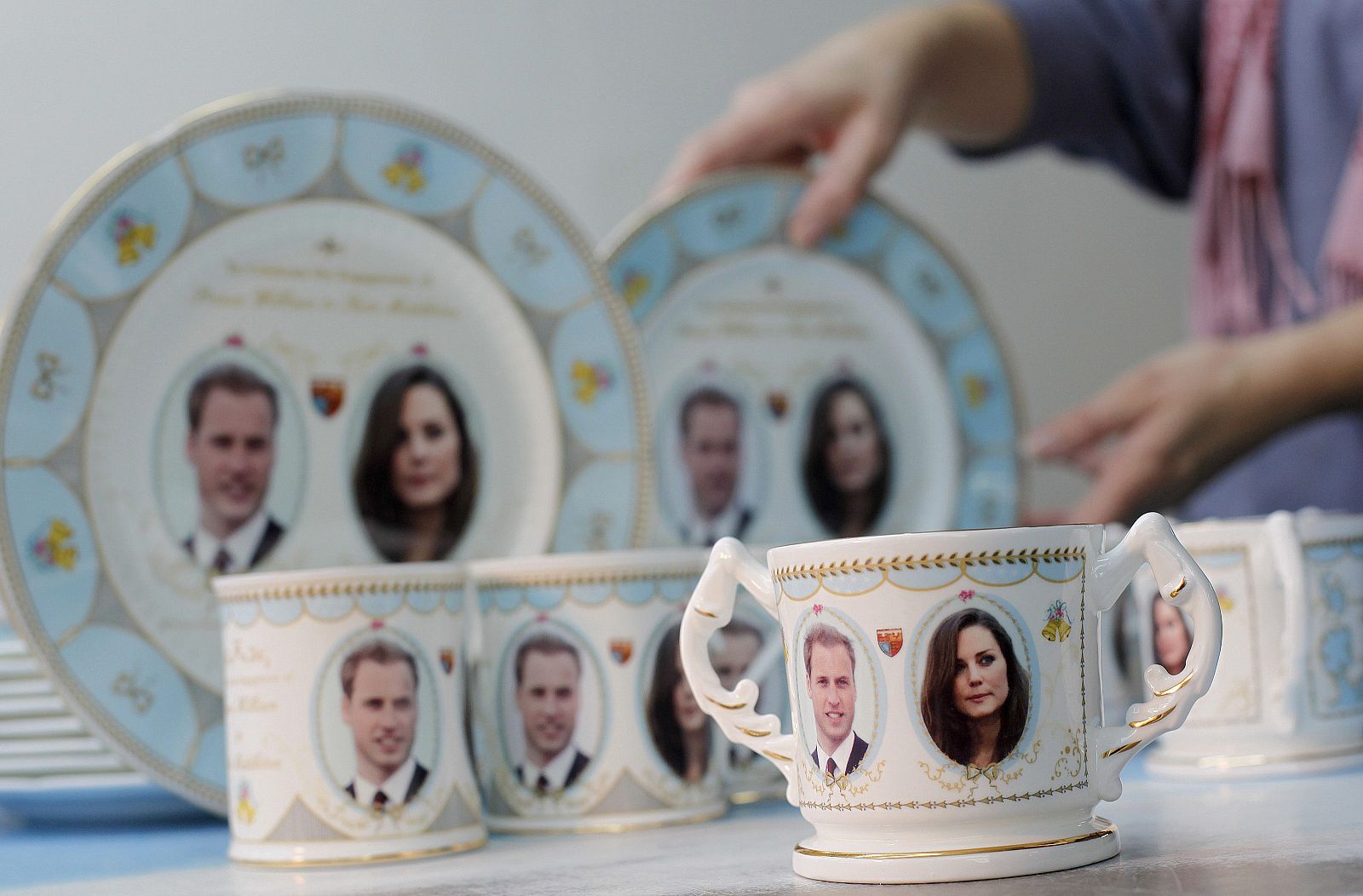 Los comercios británicos ya han comenzado a vender souvenirs del enlace entre el príncipe Guillermo y Kate.