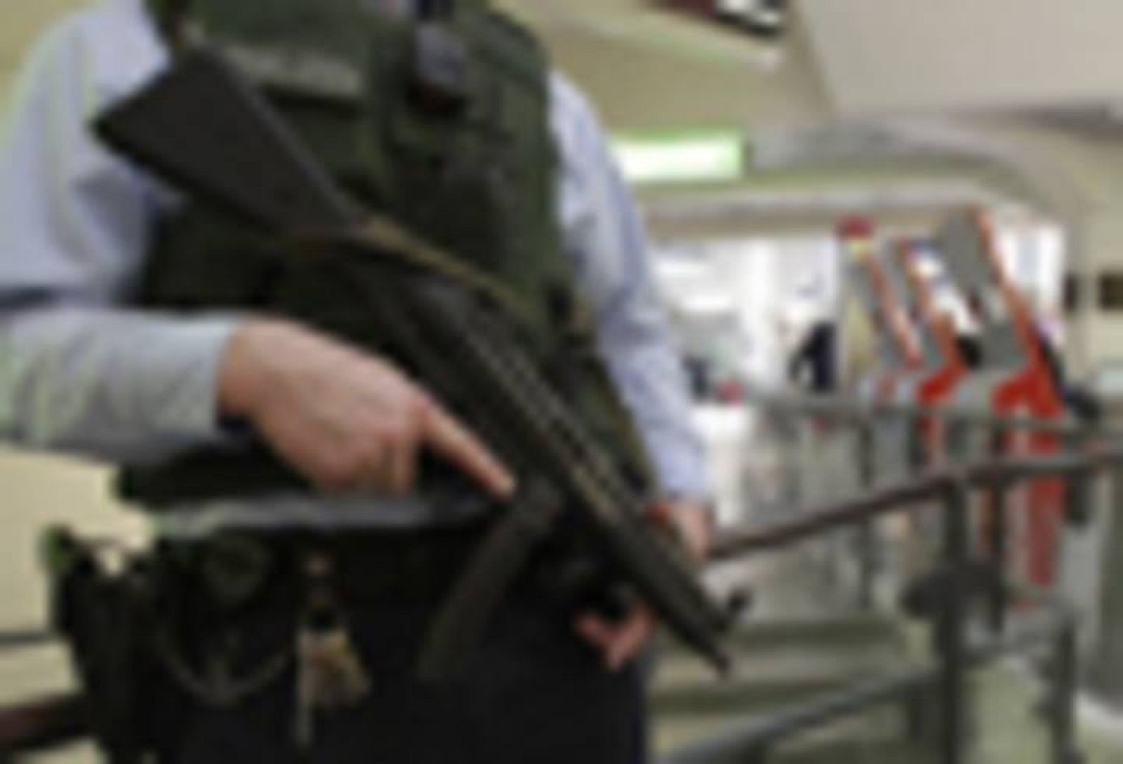 Un policía alemán en una estación de metro de Berlín