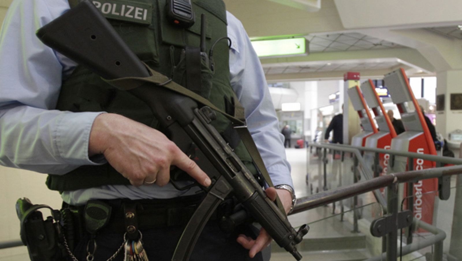 Un policía alemán en una estación de metro de Berlín