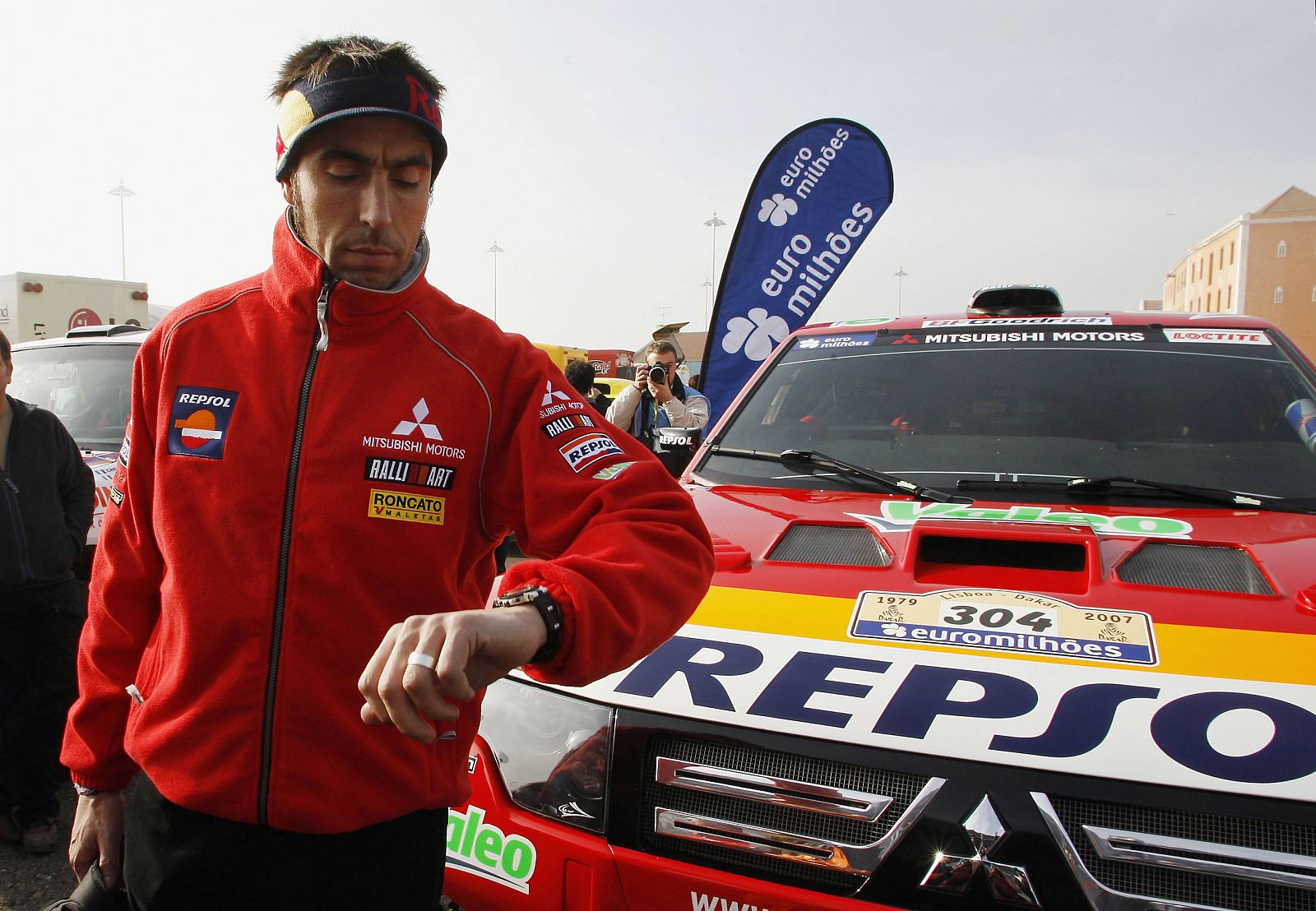 Nani Roma delante de su Mitsubishi durante el Dakar de 2007.