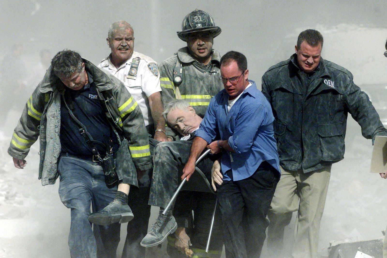 Bomberos del 11-S, en plena tarea.