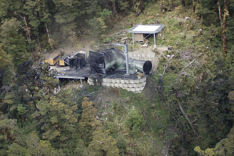 Vista aérea que muestra humo saliendo de la mina de carbón de la empresa Pike River al sur cerca de Greymouth el viernes 19 de noviembre de 2010. Se rescataron dos de los 32 mineros que trabajaban en la mina, situada en el  norte de Nueva Zelanda.