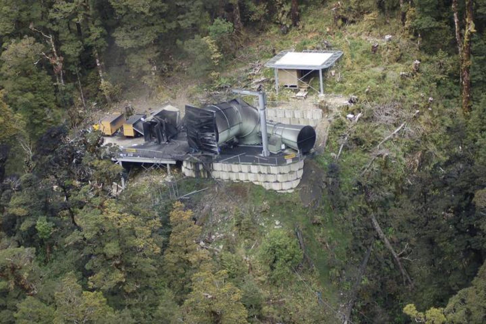 Vista aérea que muestra humo saliendo de la mina de carbón de la empresa Pike River al sur cerca de Greymouth el viernes 19 de noviembre de 2010. Se rescataron dos de los 32 mineros que trabajaban en la mina, situada en el  norte de Nueva Zelanda.