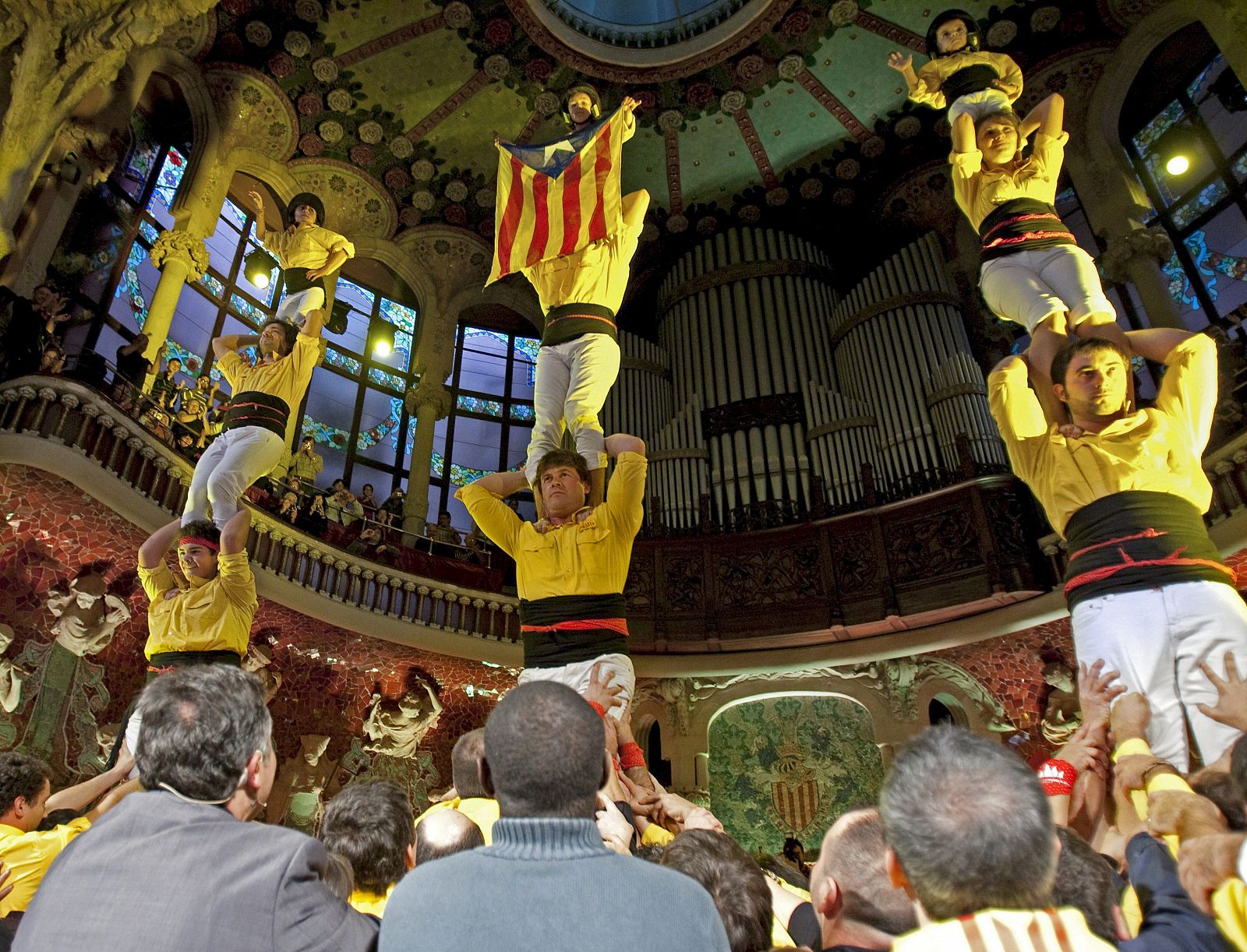 Unos castellers levantan tres pilares durante el mitin central de ERC celebrado en el Palau de la Música