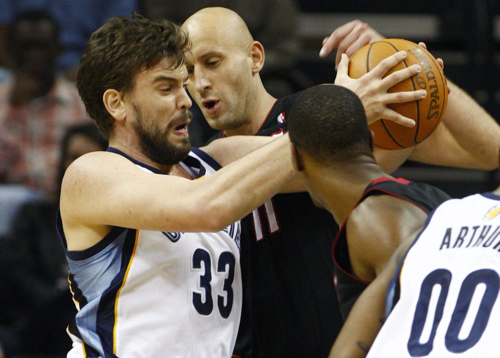 El jugador de los Grizzlies de Memphis el español Marc Gasol se dirige a la cesta ante ante Zydrunas Ilgauskas de los Heat de Miami.