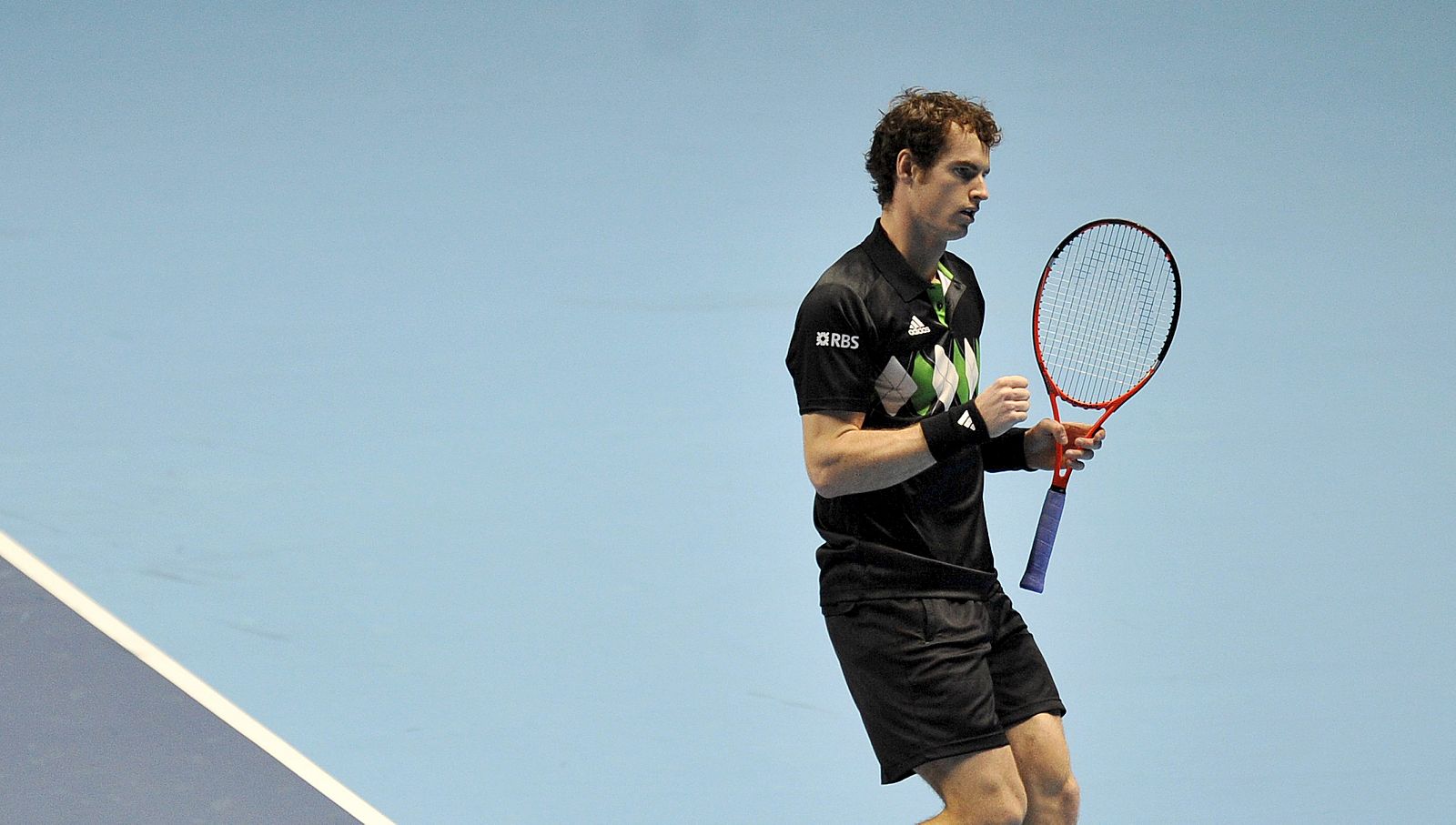 El tenista británico Andy Murray celebra la consecución de un punto durante el partido de las finales de la ATP que disputó contra el sueco Robert Soderling.