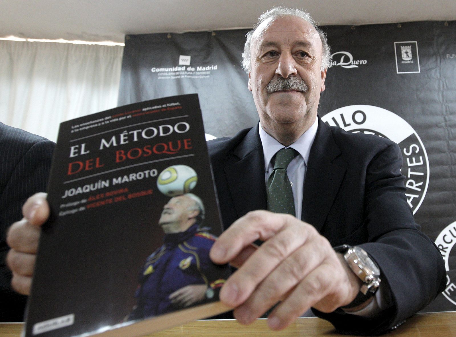 El seleccionador español de fútbol, Vicente del Bosque, posa con la portada del libro del periodista Joaquín Maroto, 'El método Del Bosque'.