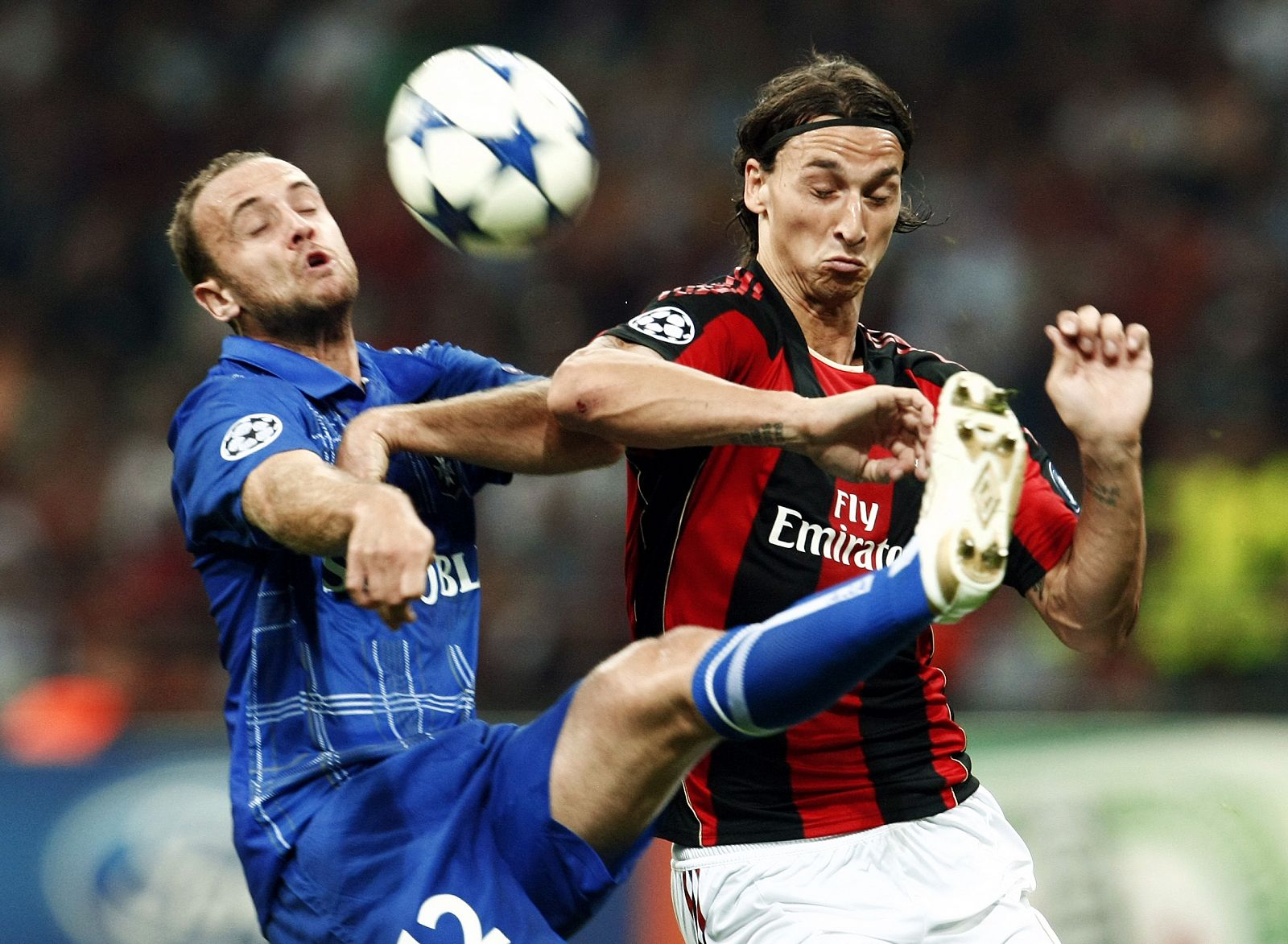 El sueco Ibrahimovic pelea por un balón con el francés del Auxerre Mignot.