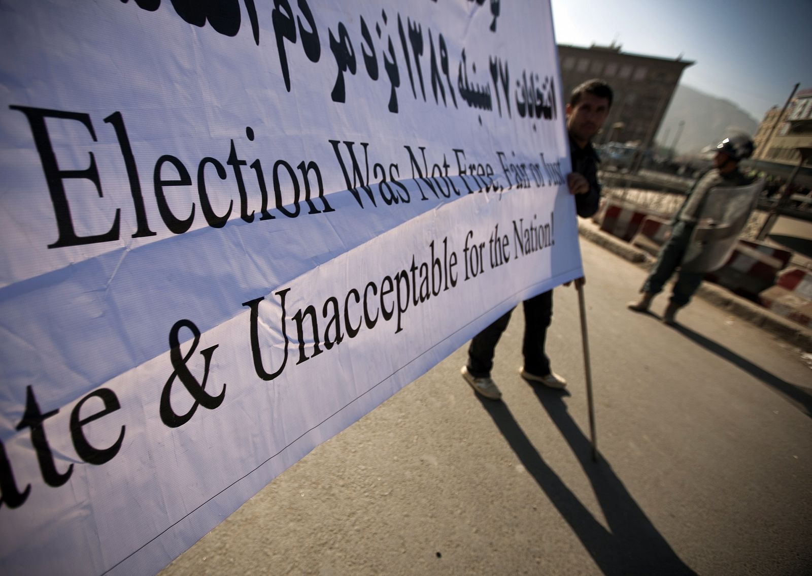 Un hombre con una pancarta durante las protestas en Kabul