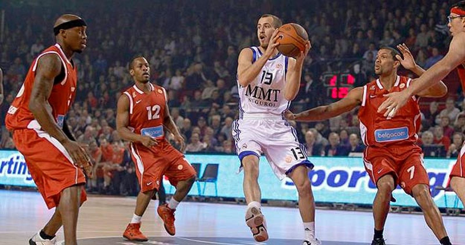 El Real Madrid de baloncesto quiere olvidar su partido ante el Charleroi con una victoria ante Olympiacos.