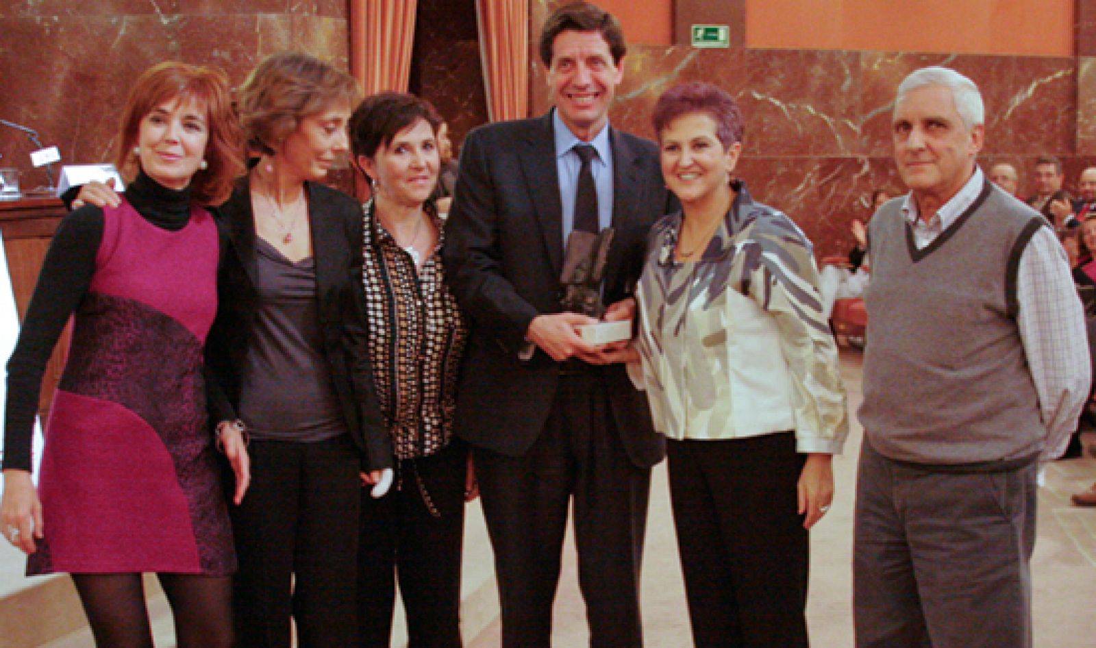 El equipo de Documentos TV en la entrega de premios, junto a la presidenta de ADEPS, María Saínz