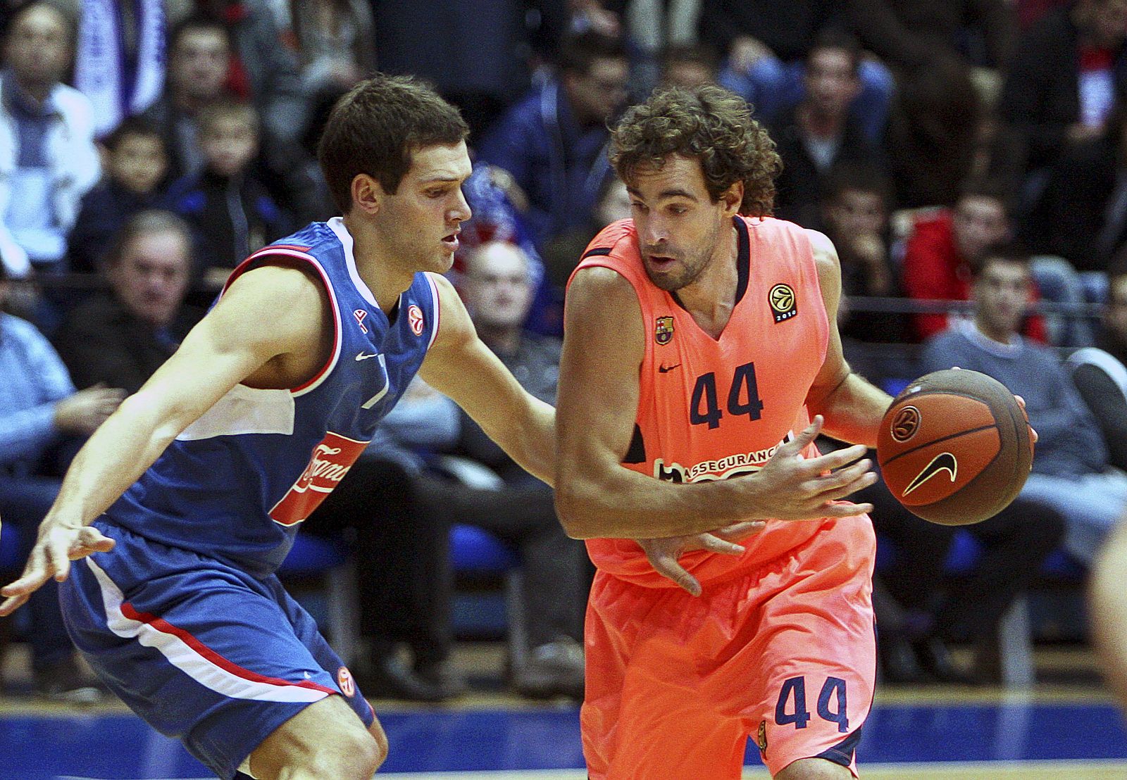 El jugador del Regal Barcelona, Roger Grimau, intenta conducir el balón ante la defensa de Karlo Vragovic, del Cibona Zagreb.