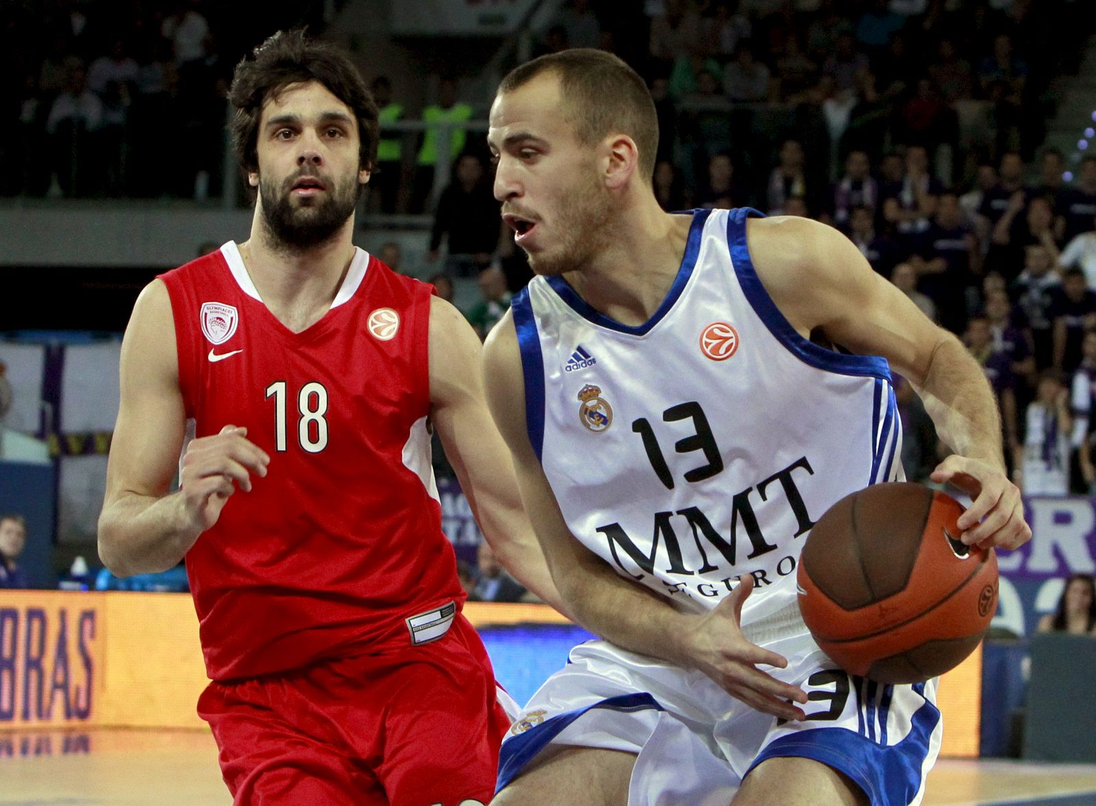 Sergio Rodríguez (d) controla el balón ante el base serbio del Olympiakos Milos Teodosic (i)