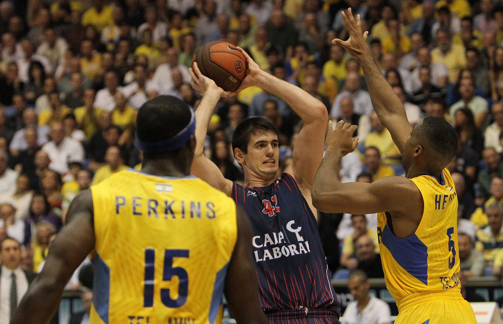 Mirza Teletovic (c), de Caja Laboral disputa el balón con Richard Hendrix