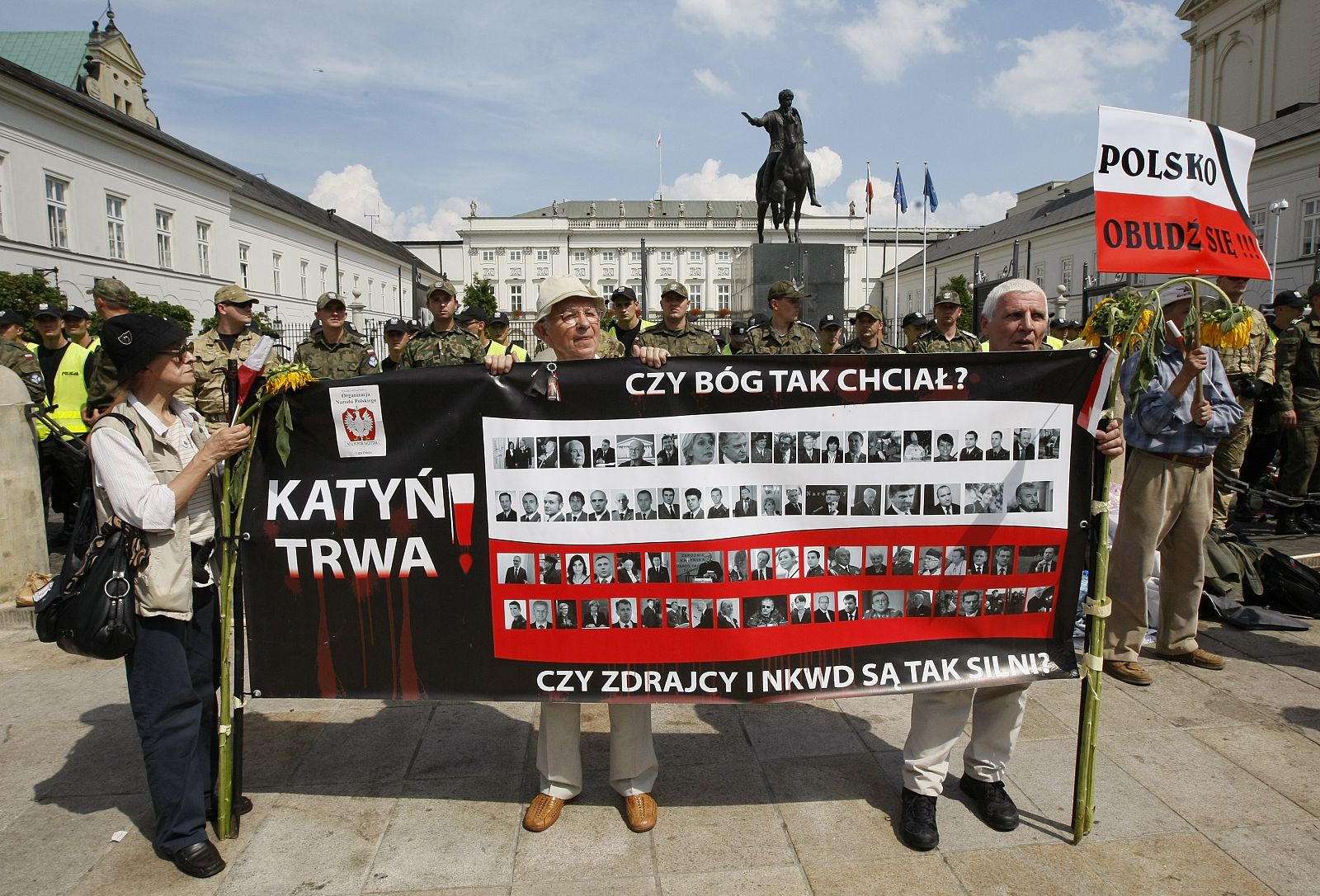 Manifestantes recuerdan la matanza de Katyn