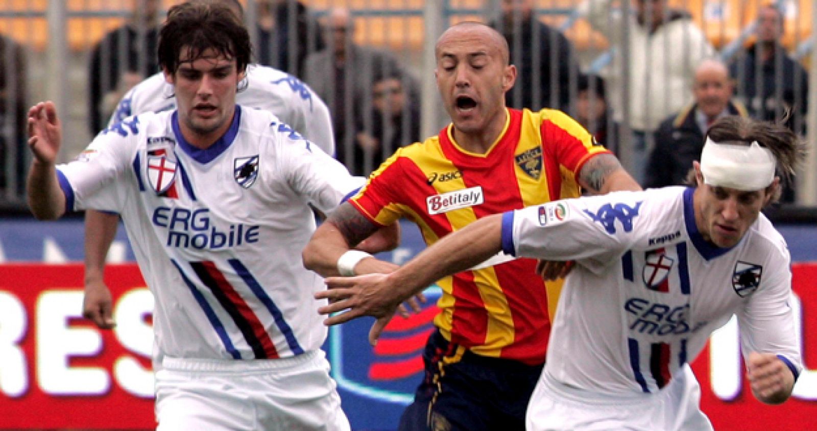 El delantero uruguayo del Lecce, Javier Chevanton disputa el control del balón con el defensa Reto Ziegler y el centrocampista Andrea Poli, ambos del Sampdoria.