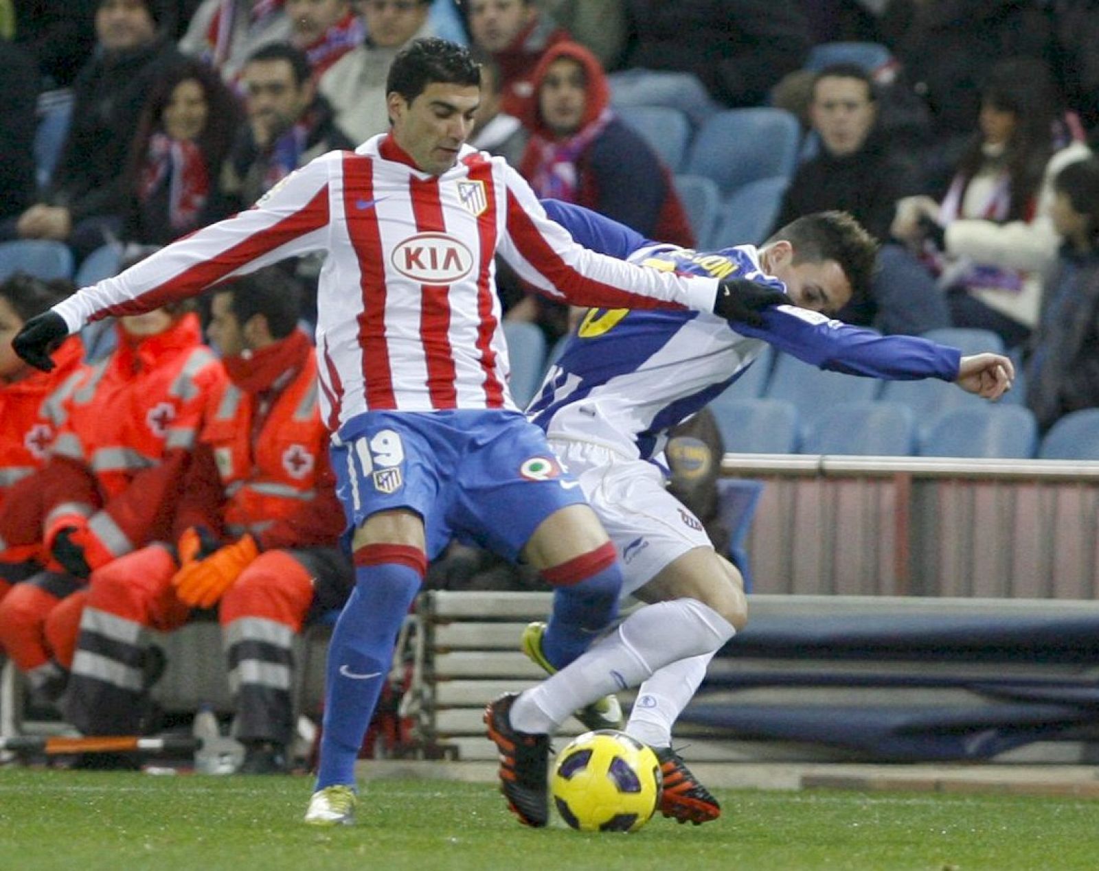 Reyes disputa el balón con Callejón en un momento del partido