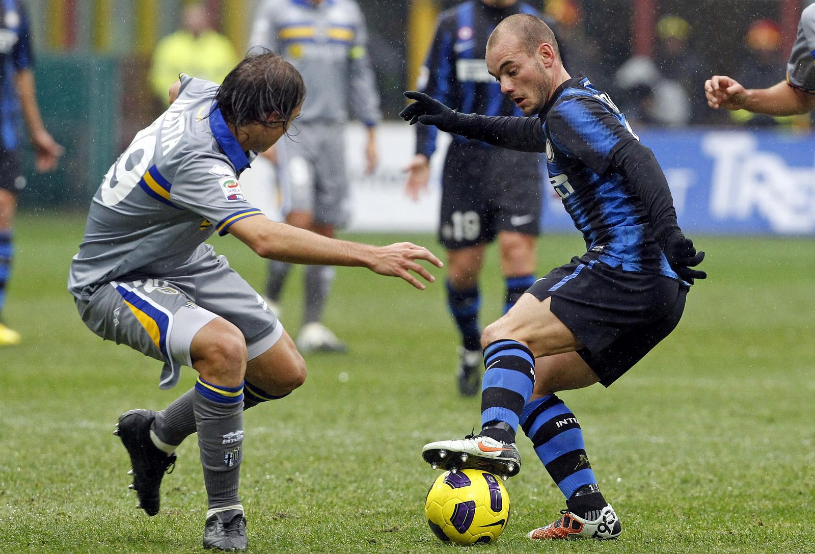 Paletta, del Parma y Sneijder, del Inter, pelean por un balón durante el partido