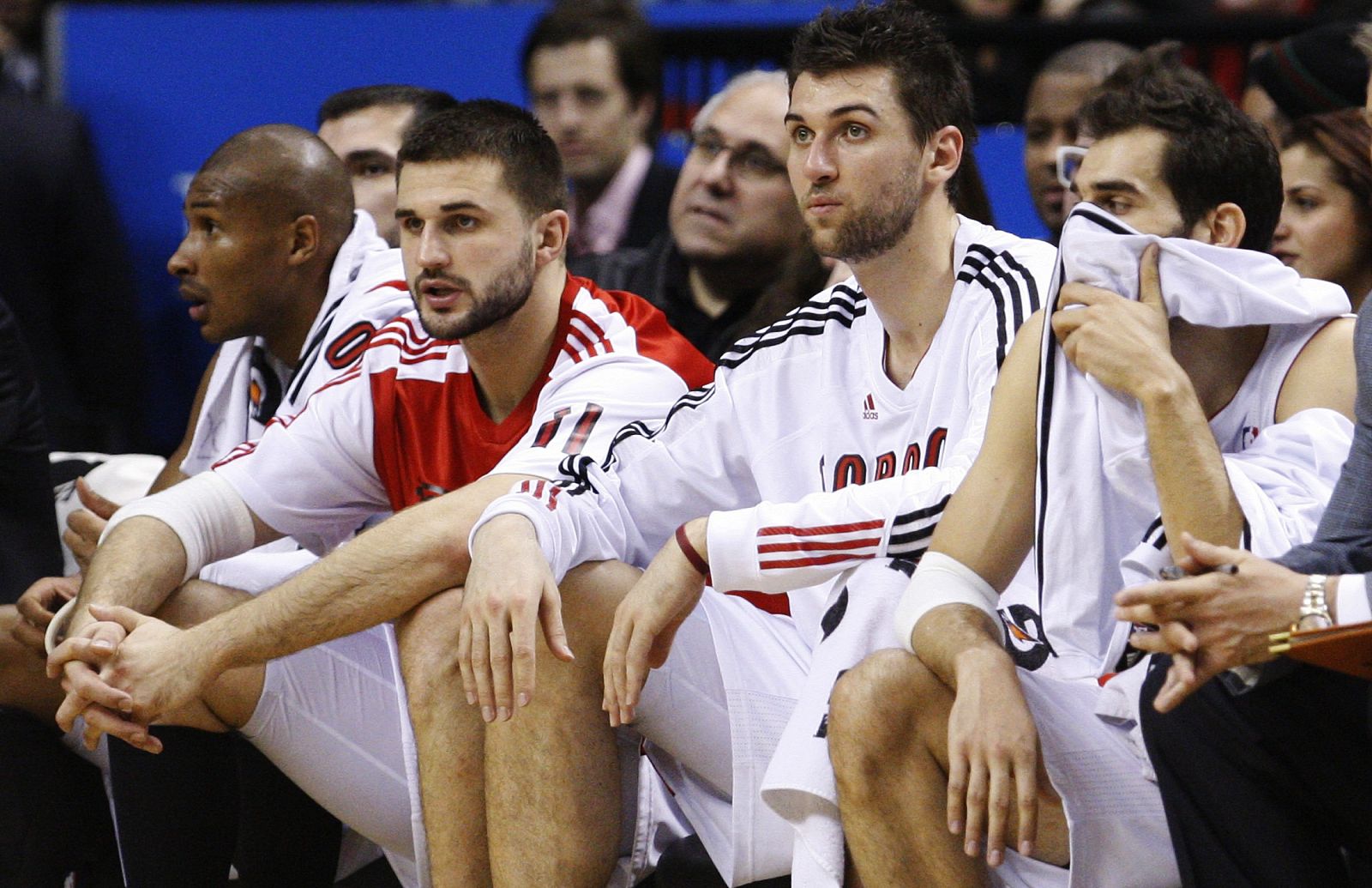 Calderón se tapa con una toalla en el banquillo de los Raptors