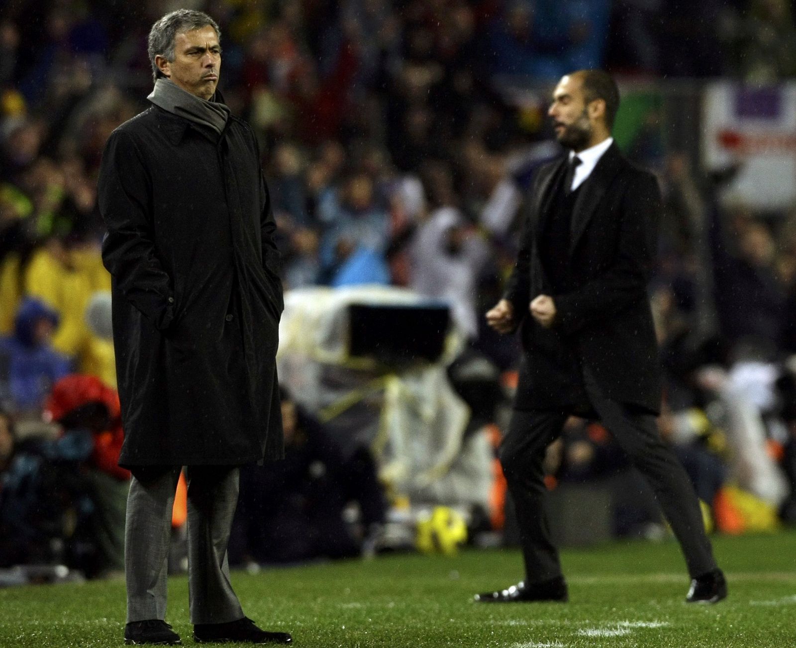 Dos imágenes bien distintas: Guardiola celebra mientras Mourinho resopla por lo que se vivió en el Camp Nou entre Barça y Real Madrid.